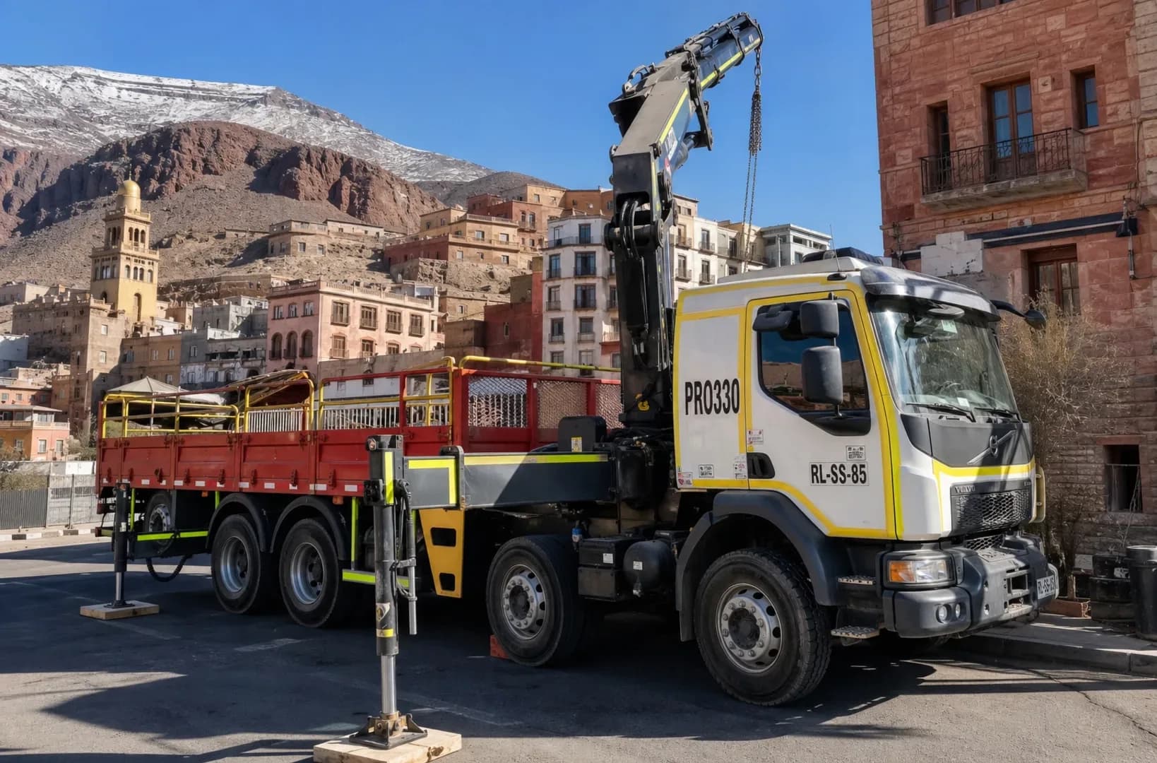 Camión pluma Maxservicios en maniobra de izaje en Antofagasta