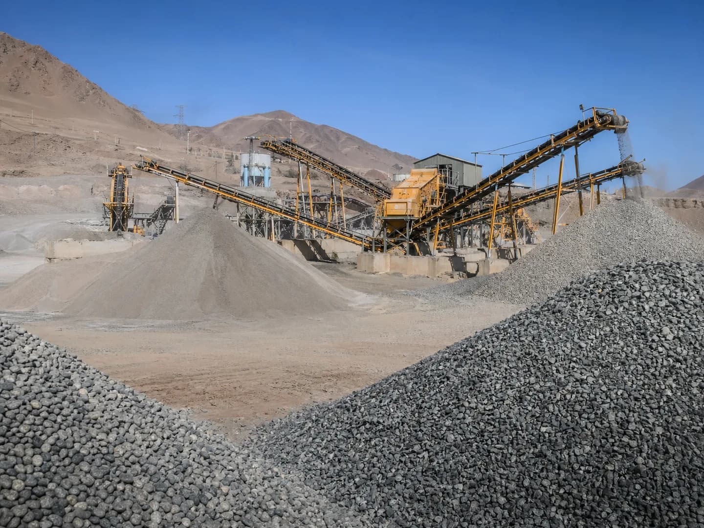 Planta de procesamiento de áridos con diferentes fracciones granulométricas clasificadas